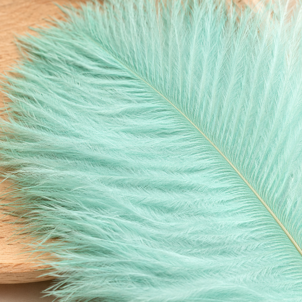 Перья декоративные светло-зелёные натуральные оптом из Китая — фотография 5
