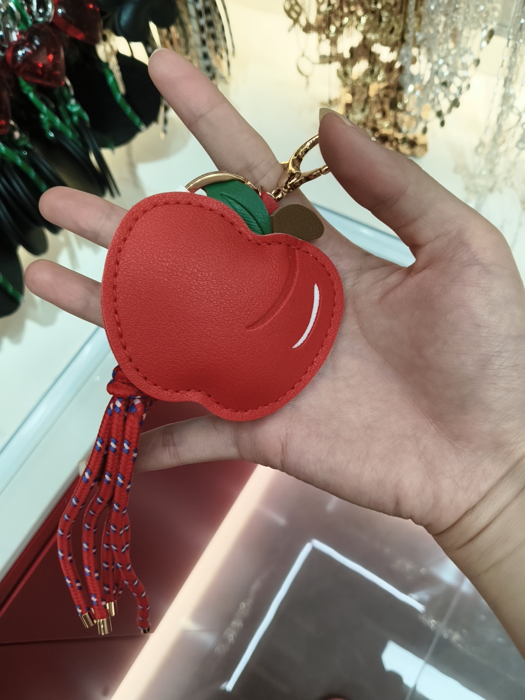 Брелок с подвеской красное яблоко из кожзама оптом из Китая — фотография 3