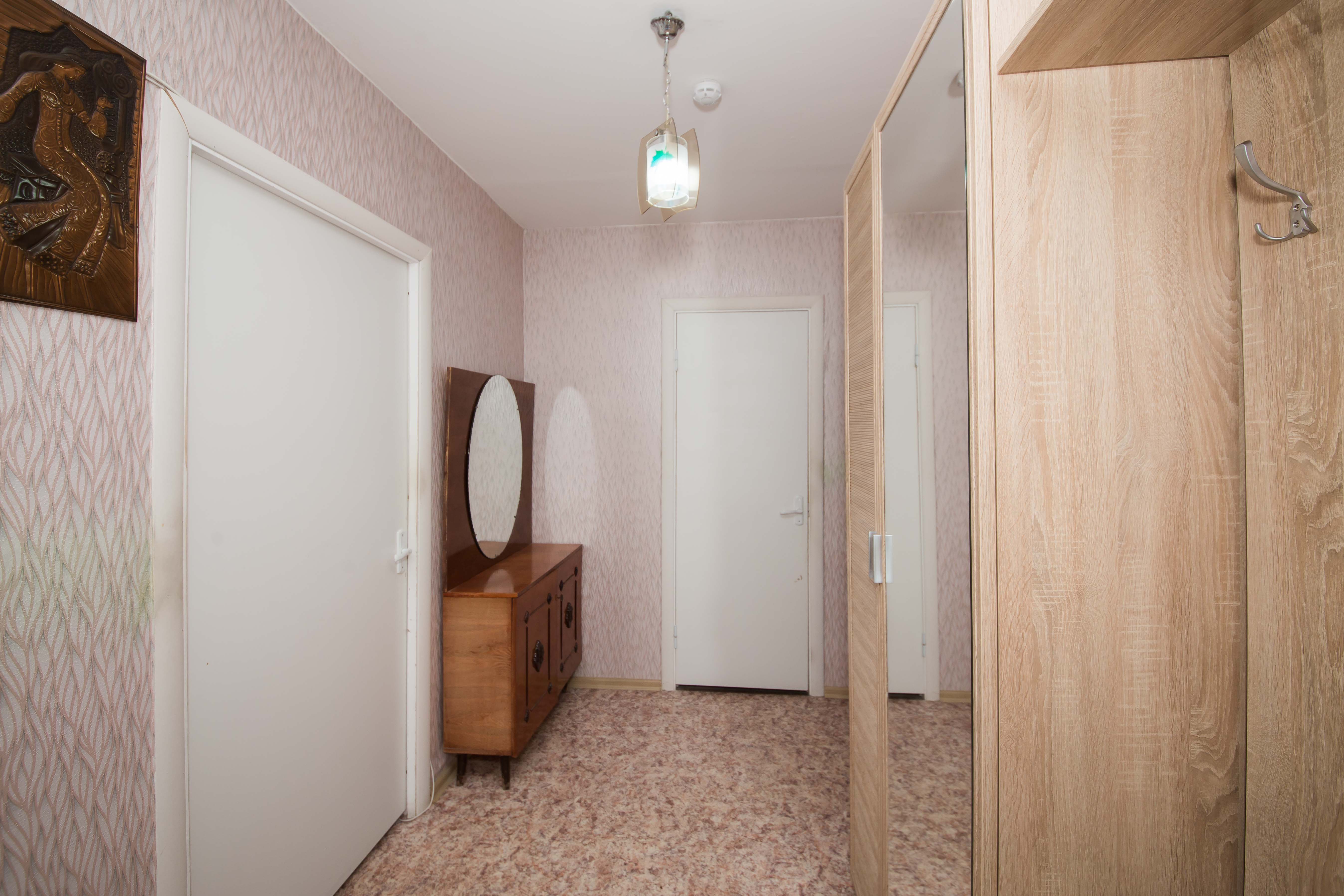 Теплая, просторная двухкомнатная квартира во Фрунзенском районе!