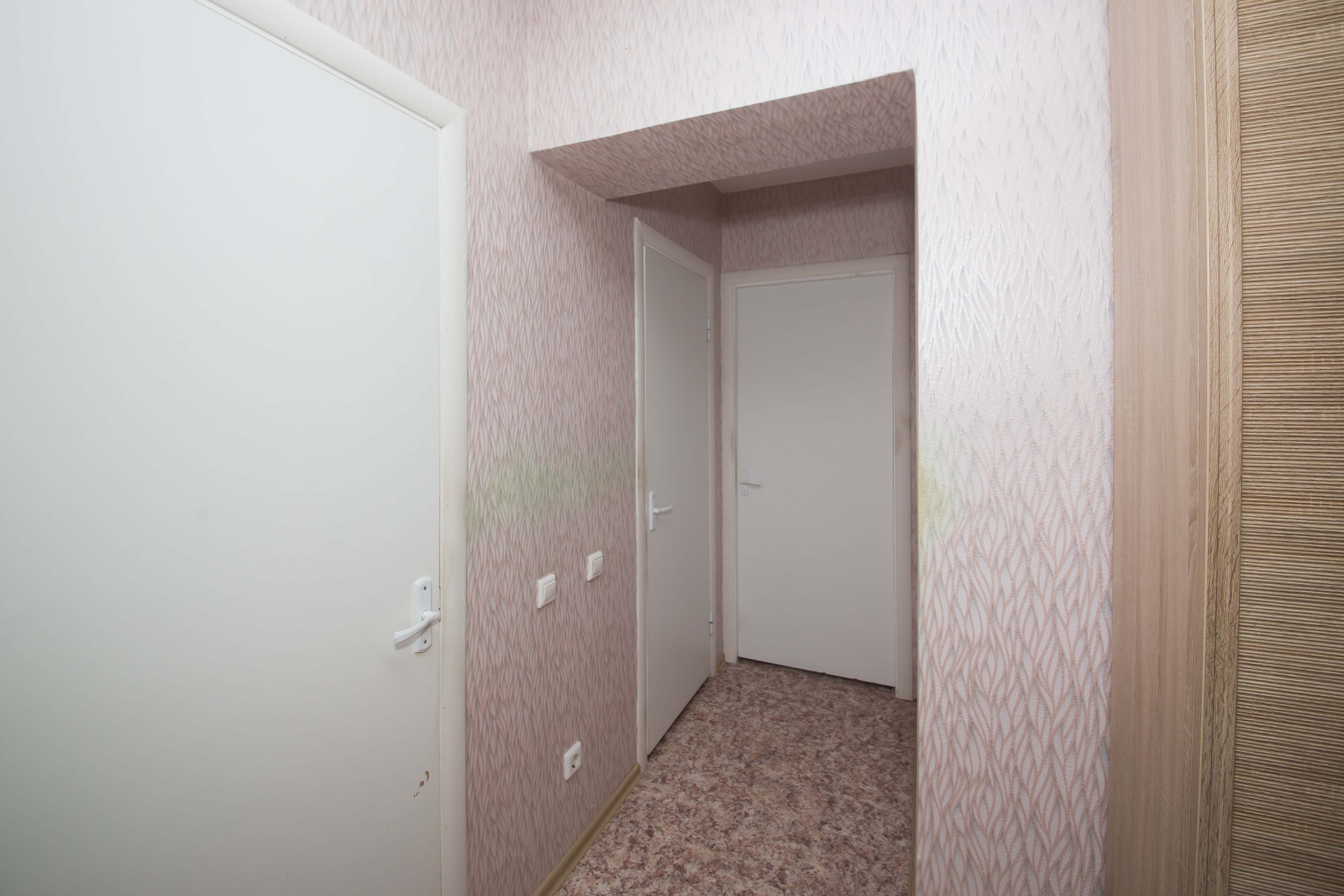 Теплая, просторная двухкомнатная квартира во Фрунзенском районе!