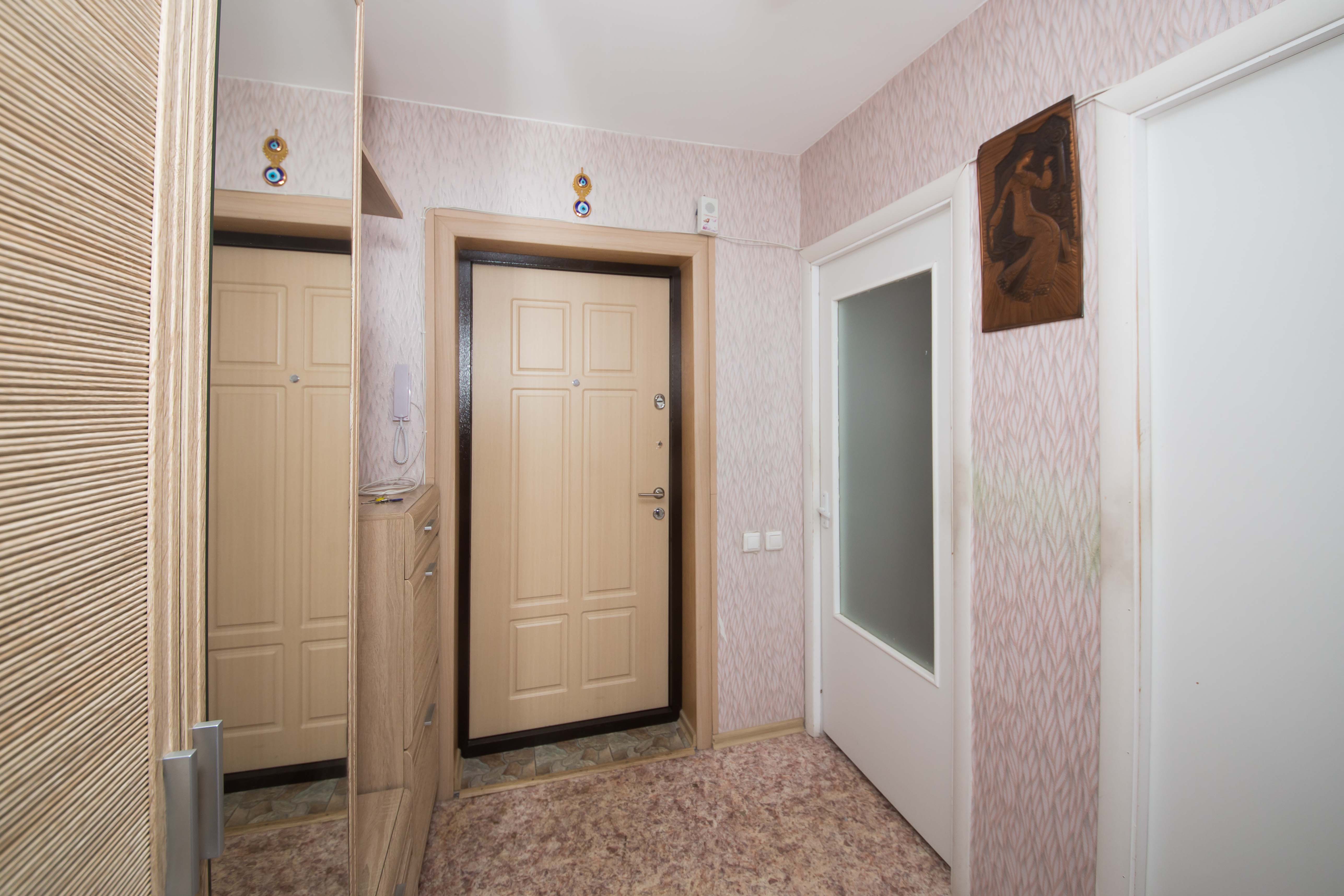 Теплая, просторная двухкомнатная квартира во Фрунзенском районе!