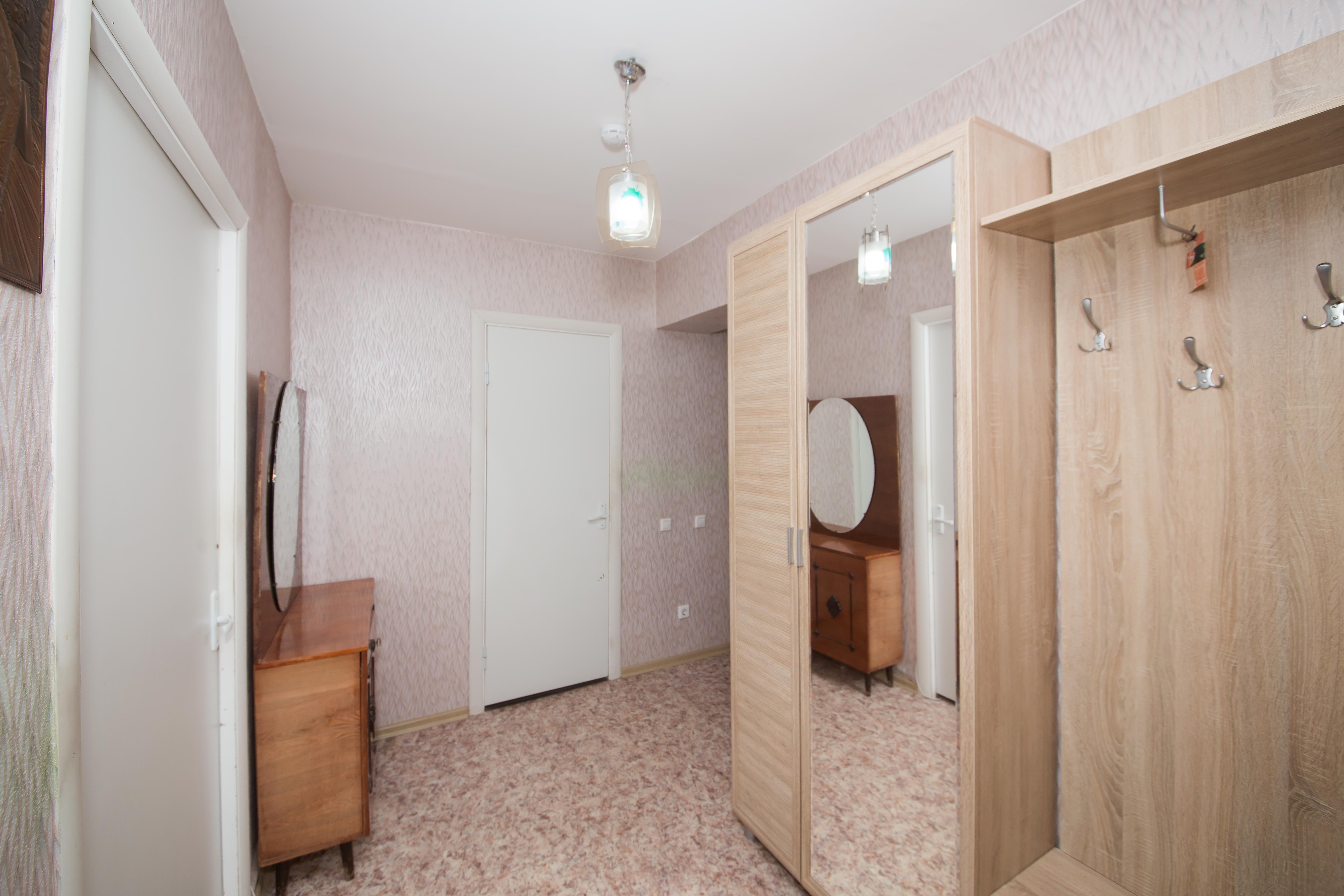 Теплая, просторная двухкомнатная квартира во Фрунзенском районе!