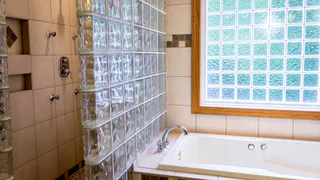 Швы между плиткой почернели зимой — сделала одну простую смесь и ванная будто новая