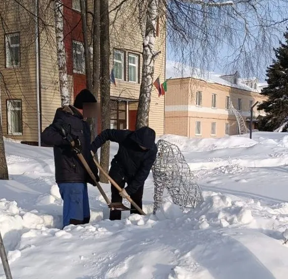 Не хочешь платить алименты? Чисти снег!