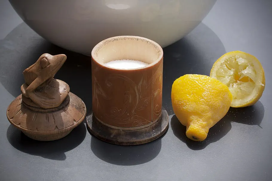 Беру лимонные корки и кладу в соль и весь июнь не нарадуюсь: гениальный лайфхак для мудрых хозяек