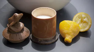 Беру лимонные корки и кладу в соль и весь июнь не нарадуюсь: гениальный лайфхак для мудрых хозяек