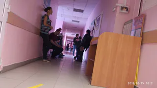 Хаос в поликлинике №7 -  люди стоят в многочасовых очередях за талонами и в регистратуру