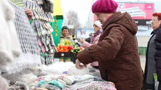 Акция добра: сервис доставки купит вязаные вещи у рязанских бабушек и передаст их курьерам