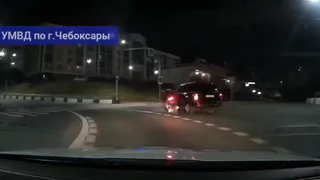 В Чебоксарах пьяный мотоциклист врезался в иномарку, пытаясь скрыться от полиции