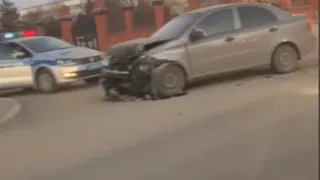 Капот смялся: на Московском шоссе столкнулись две легковушки