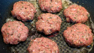 Чтобы котлеты таяли во рту, бабушка научила добавлять в фарш особый ингредиент: готовить нужно только так 