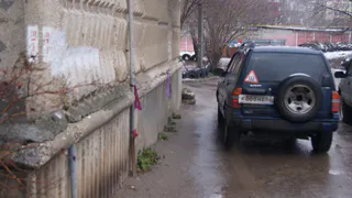 «Им лень стоять на светофоре, и все прут через двор» - жители Высоковольтной устали от наглости водителей