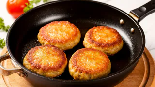 Эти котлеты у нас съедаются прямо со сковороды: есть маленький секрет, благодаря которому они получаются сочными всегда