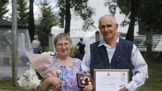 13 семей Челябинской области получили знак "Семейное счастье"