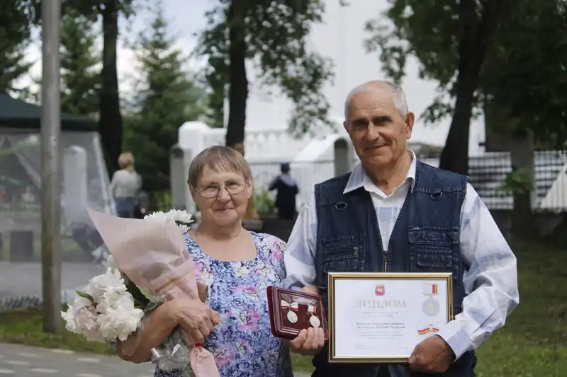 13 семей Челябинской области получили знак "Семейное счастье"