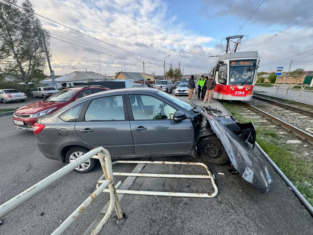 В Магнитогорске ДТП на улице Магнитной: водитель «Лады Гранты» не справился с управлением
