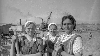 "Рубежи наших бабушек": в Чувашии чтят память женщин-строителей времён Великой Отечественной войны