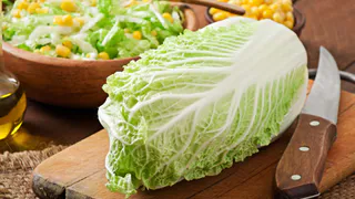 Простая пекинка и 2 яйца — этот «божественный» салат готовлю всю неделю: заправка с горчицей задает тон