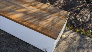 Что за люди: в Наташкином парке вандалы разбили новую скамейку и изрисовали фонарный столб