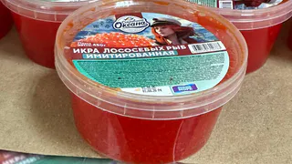 Всё хорошее и недорогое в Светофоре сметается: покупатели рассматривают икру лососевую за 93 руб - лучший вариант для праздничных закусок