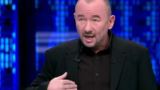 Надоевшего всем телеведущего просят убрать из эфира