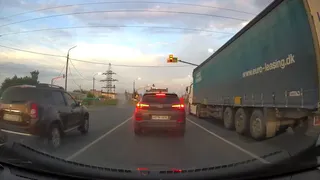 В Рязани водитель Renault объехал пробку по встречной полосе и на красный