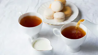 Полезные свойства чая с молоком: что нужно знать