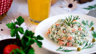 Салат «Рыбная симфония»: готовим очень простой и вкусный — домашние всегда наедаются от пуза