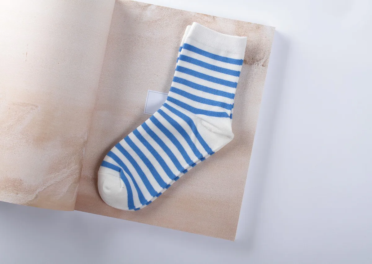 2 ложки масла и горсть соли – носки станут как новые: дачная грязь больше не страшна