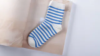 2 ложки масла и горсть соли – носки станут как новые: дачная грязь больше не страшна  