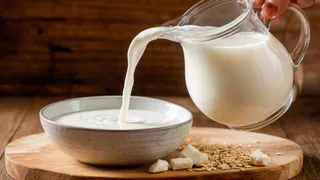 Хитрые хозяйки заливают вещи молоком: вот зачем они это делают — эффект поражает