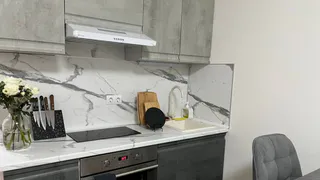 Соседка показала, как за 1 минуту убрать пыль сверху шкафов: жаль, что сама до этого не додумалась