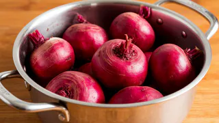 Больше не варю свеклу часами — хватает 15 минут: есть одна уловка при варке — выходит вкуснее, сочнее и без запаха на весь дом