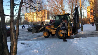 Городские власти вручили безработным лопаты для уборки снега