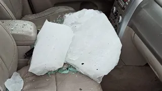 Слетела с моста: на Московском шоссе на машину упала глыба льда