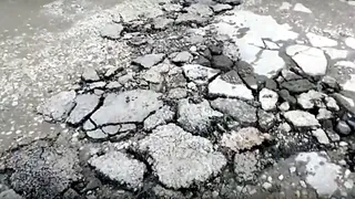 На улице Лермонтова ямы засыпали глыбами асфальта