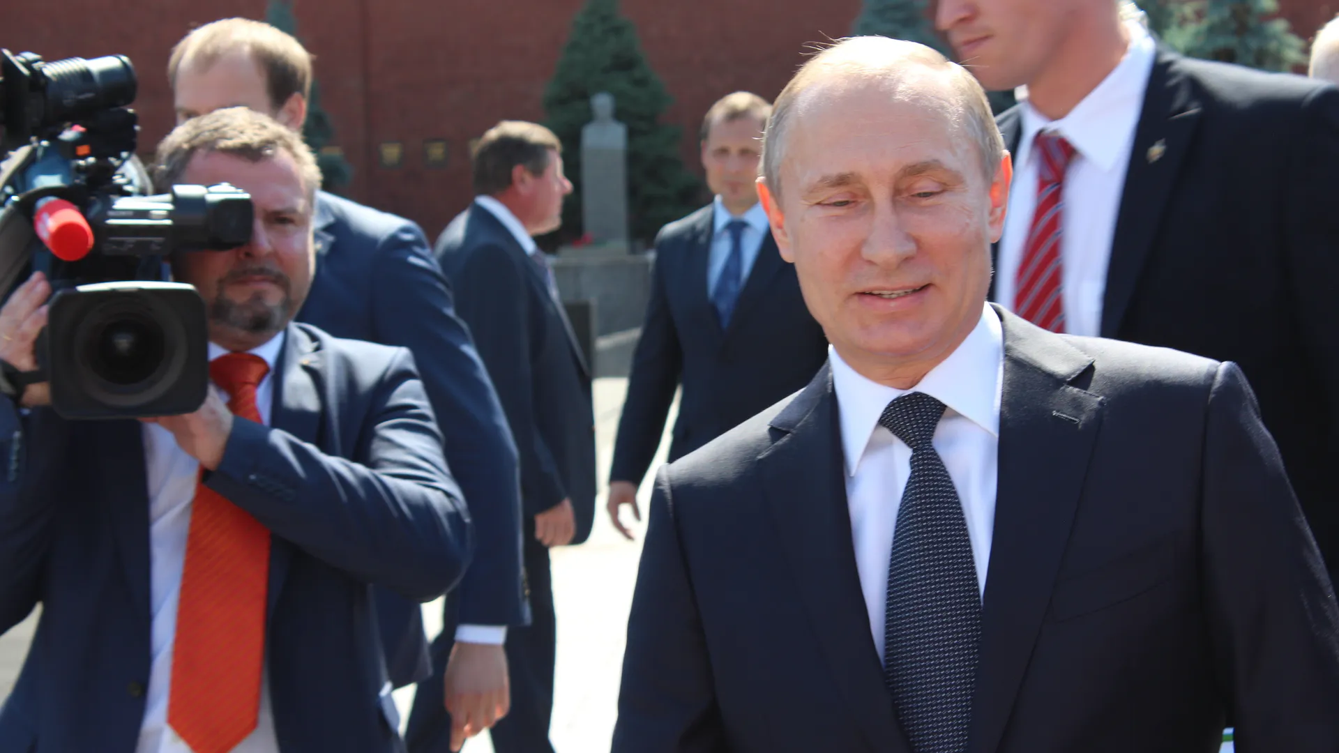 Правительство и администрация президента России сложили свои полномочия