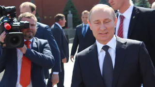 Правительство и администрация президента России сложили свои полномочия