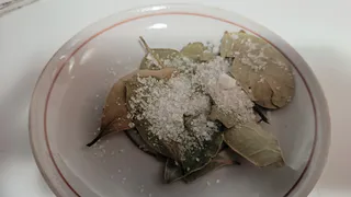 Лавровый лист засыпаю солью — всю зиму не нарадуюсь своей хитрости: полезный лайфхак для всех домохозяек