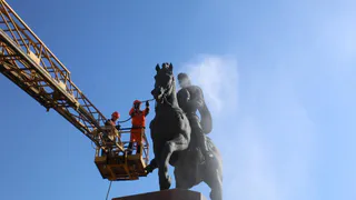 Ополаскивают князя: посмотрите, как в Рязани моют памятники