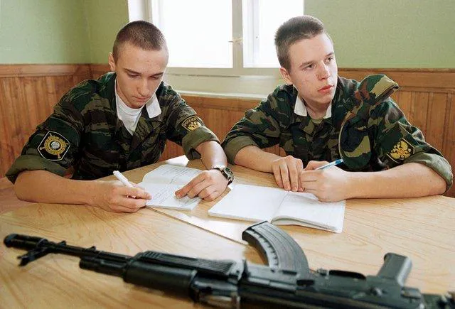 Школьников будут учить воевать