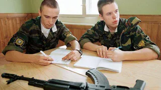 Школьников будут учить воевать