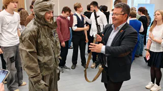 Школьникам дали примерить бронежилеты и собрать автомат на профориентационной встрече