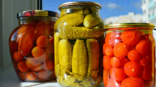 Пар и духовка - прошлый век! Стерилизую гору банок вместе с крышками за 20 секунд! Закатки стоят год и не лопаются