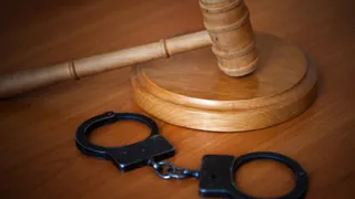 Брянца наказали 10 годами «строгача» за нападение на женщину в подъезде