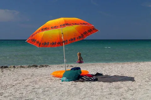 "Купаться невозможно, все сидят на берегу": Азовское море преподнесло неприятный сюрприз отдыхающим