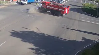 Опубликован момент ДТП с пожарной машиной и иномаркой на улице Циолковского