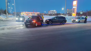 В Усинске перекресток стал местом столкновения двух иномарок: пожилая пассажирка получила травмы