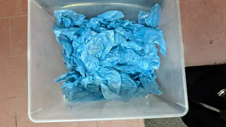 Подруга скупает пачками бахилы: Когда узнала зачем, стала закупать больше - 5 необычных применений бахил