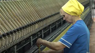 Президент наградил орденом Дружбы брянскую прядильщицу